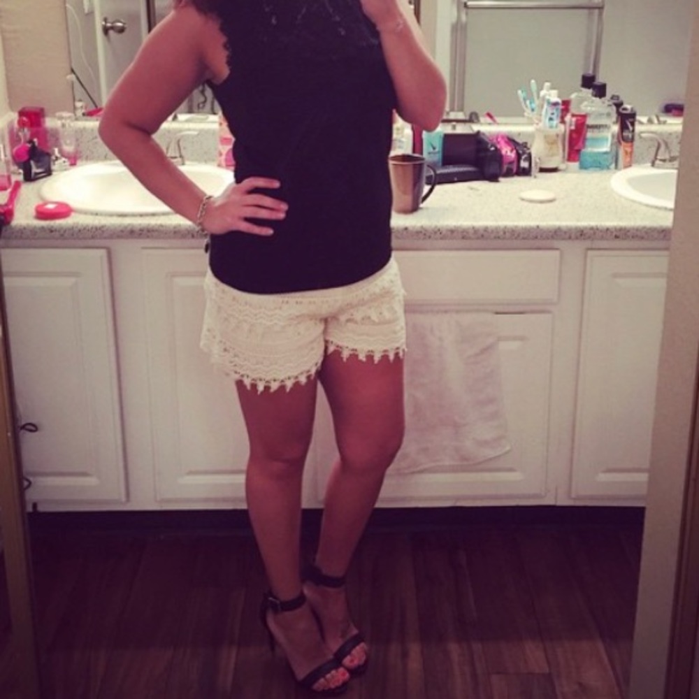 ⚡️DONATED⚡️CREAM CROCHET LACE SHORTS 🔴